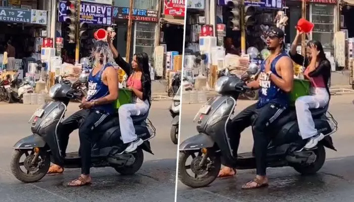 నడిరోడ్డుపై స్నానం చేసిన లవర్స్.. మండిపడుతున్న నెటిజన్లు (వీడియో) నడిరోడ్డుపై స్నానం చేసిన లవర్స్.. మండిపడుతున్న నెటిజన్లు (వీడియో)