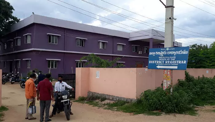అక్రమ రిజిస్ట్రేషన్ల అడ్డా.. సంగారెడ్డి సబ్ రిజిస్ట్రార్ కార్యాలయం అక్రమ రిజిస్ట్రేషన్ల అడ్డా.. సంగారెడ్డి సబ్ రిజిస్ట్రార్ కార్యాలయం