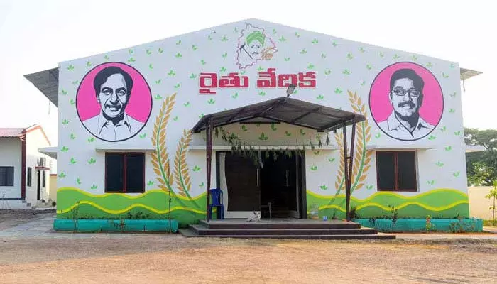 అక్కరకురాని రైతు వేదికలు.. అసాంఘిక కార్యకలాపాలకు అడ్డాలుగా మారిన వైనం అక్కరకురాని రైతు వేదికలు.. అసాంఘిక కార్యకలాపాలకు అడ్డాలుగా మారిన వైనం