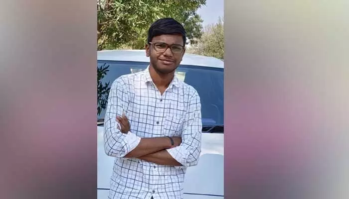 మనస్థాపంతో ఇంట్లో నుంచి వెళ్లిపోయిన విద్యార్థి... మనస్థాపంతో ఇంట్లో నుంచి వెళ్లిపోయిన విద్యార్థి...