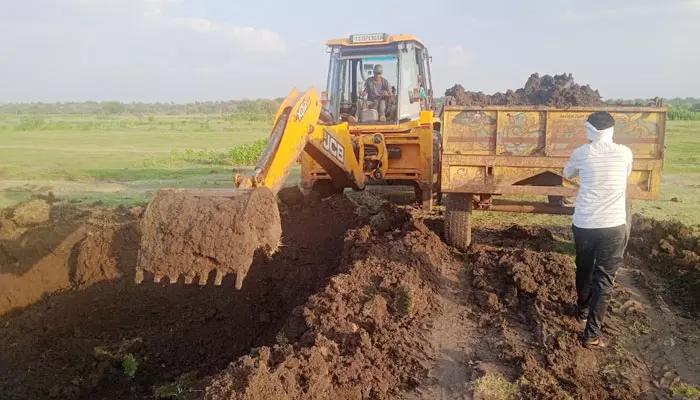 మట్టిని తోడేస్తున్న అక్రమార్కులు..