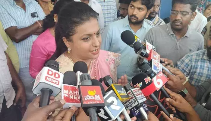 RK Roja: ఆ సమాధుల్లోనే పూడ్చేస్తారు... టీడీపీ నాయకులకు రోజా వార్నింగ్ RK Roja: ఆ సమాధుల్లోనే పూడ్చేస్తారు... టీడీపీ నాయకులకు రోజా వార్నింగ్