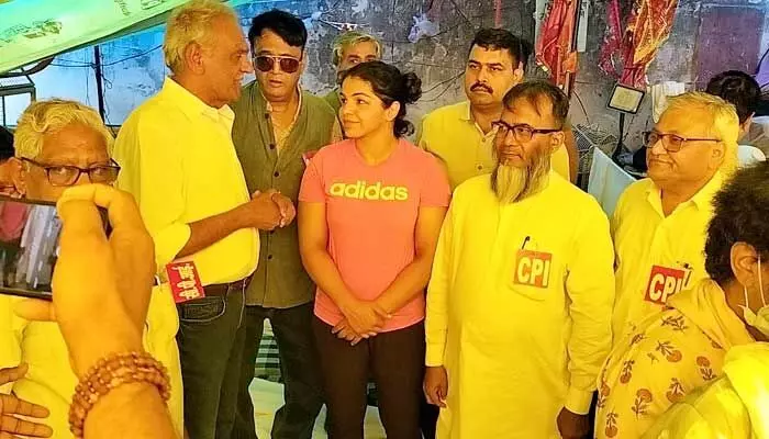 ఎవరికి సపోర్ట్ చేస్తావ్ మోడీ.. పాపాత్ముడికా..? రెజ్లర్లకా? ఎవరికి సపోర్ట్ చేస్తావ్ మోడీ.. పాపాత్ముడికా..? రెజ్లర్లకా?