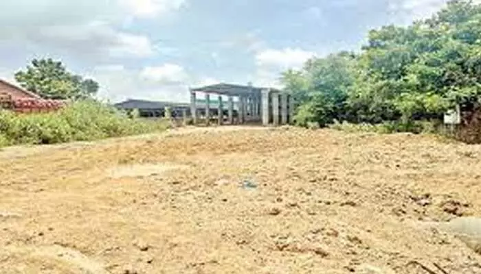 స్కూలు స్థలాలూ వదలట్లే...! స్కూలు స్థలాలూ వదలట్లే...!