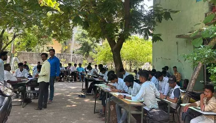 ప్రభుత్వ ఐటిఐలో కాలిపోయిన పవర్ కంట్రోలర్... ప్రభుత్వ ఐటిఐలో కాలిపోయిన పవర్ కంట్రోలర్...