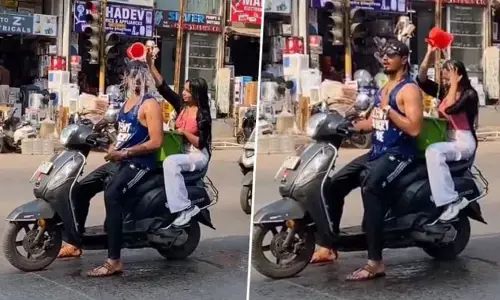 నడిరోడ్డుపై స్నానం చేసిన లవర్స్.. మండిపడుతున్న నెటిజన్లు (వీడియో)