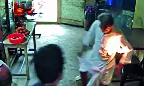 జేబులో పేలిన ఫోన్.. మంటలు చేరరేగడంతో