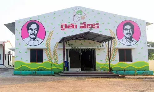 అక్కరకురాని రైతు వేదికలు.. అసాంఘిక కార్యకలాపాలకు అడ్డాలుగా మారిన వైనం