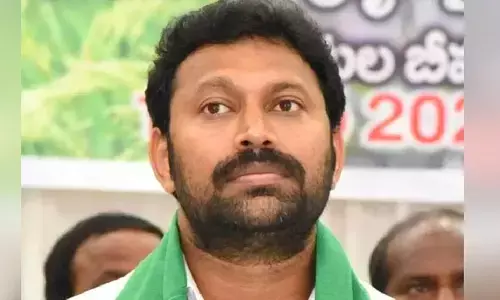 మీడియా ప్రతినిధులపై MP అవినాష్ రెడ్డి అనుచరుల దాడి