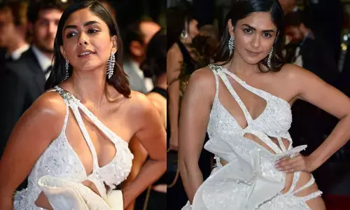 లో దుస్తులు లేకుండా మృణాల్ హాట్ షో.. పిక్స్ వైరల్