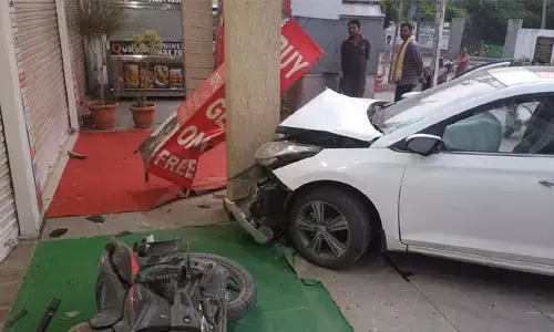 హైదర్⁬గూడలో కారు బీభత్సం..