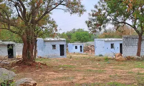 పైసా పైసా కూడబెట్టుకుని ప్లాట్లు కొనుక్కున్నాం.. సాయిప్రియా నగర్ కాలనీ వాసుల ఆవేదన.