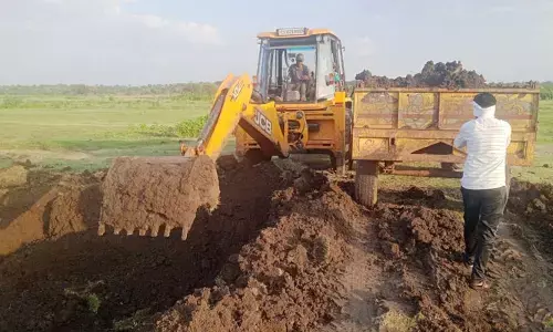 మట్టిని తోడేస్తున్న అక్రమార్కులు..