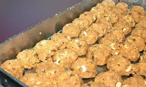 Tirumala: అక్రమంగా శ్రీవారి లడ్డూల తరలింపు.. నలుగురి అరెస్ట్