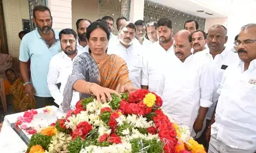 మంచిరెడ్డి పద్మమ్మ అంతక్రియల్లో పాల్గొన్న మంత్రి సబితా..