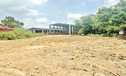 స్కూలు స్థలాలూ వదలట్లే...!