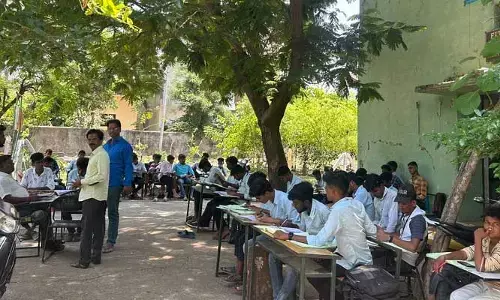 ప్రభుత్వ ఐటీఐ కాలేజీలో ప్రాక్టికల్స్ బంద్.. కరెంట్ లేక ఇబ్బందులు