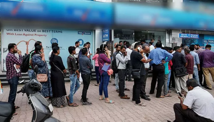 RBI సంచలన నిర్ణయం.. ATM, బ్యాంక్‌ల వద్ద క్యూ కట్టిన జనం!