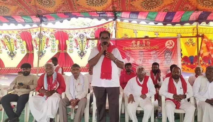 దేశ రాజకీయాల్లో ఎర్రజెండా కీలకపాత్ర : సీపీఎం రాష్ట్ర కార్యదర్శి తమ్మినేని వీరభద్రం దేశ రాజకీయాల్లో ఎర్రజెండా కీలకపాత్ర : సీపీఎం రాష్ట్ర కార్యదర్శి తమ్మినేని వీరభద్రం