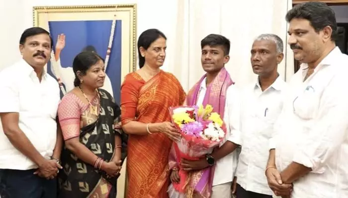 ఇంటర్ స్టేట్ ఫస్ట్ ర్యాంకర్ ను అభినందించిన మంత్రి సబితా ఇంద్రారెడ్డి.. ఇంటర్ స్టేట్ ఫస్ట్ ర్యాంకర్ ను అభినందించిన మంత్రి సబితా ఇంద్రారెడ్డి..