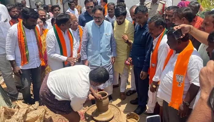 చేనేత రంగాన్ని కాపాడుకుందాం: కేంద్ర మంత్రి మహేంద్రనాథ్ పాండే చేనేత రంగాన్ని కాపాడుకుందాం: కేంద్ర మంత్రి మహేంద్రనాథ్ పాండే