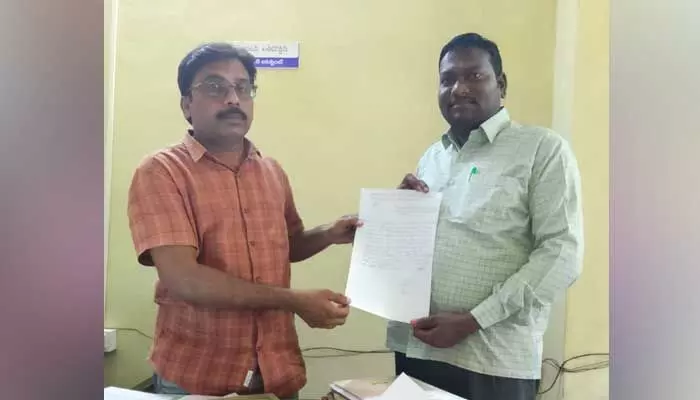 ఆ గ్రామ పంచాయతీ సెక్రెటరీ పై చర్యలు తీసుకోవాలి ! ఆ గ్రామ పంచాయతీ సెక్రెటరీ పై చర్యలు తీసుకోవాలి !