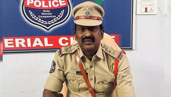 కస్టడీలో ఉన్న నిందితుడి పరారీ కస్టడీలో ఉన్న నిందితుడి పరారీ