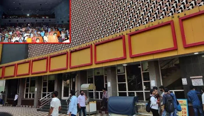 Breaking: జూనియర్ ఎన్టీఆర్ ఫ్యాన్స్ బీభత్సం.. విజయవాడ అప్సర థియేటర్ వద్ద ఉద్రిక్తత