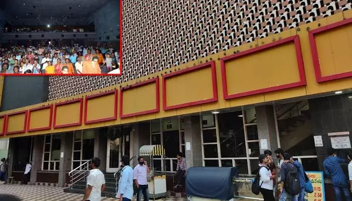 Breaking: జూనియర్ ఎన్టీఆర్ ఫ్యాన్స్ బీభత్సం.. విజయవాడ అప్సర థియేటర్ వద్ద ఉద్రిక్తత Breaking: జూనియర్ ఎన్టీఆర్ ఫ్యాన్స్ బీభత్సం.. విజయవాడ అప్సర థియేటర్ వద్ద ఉద్రిక్తత