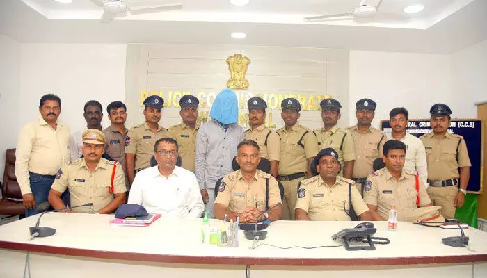 చదివింది ఎమ్మెస్సీ కంప్యూటర్ సైన్స్.. కానీ చేసేది ఏ పనో తెలుసా.. చదివింది ఎమ్మెస్సీ కంప్యూటర్ సైన్స్.. కానీ చేసేది ఏ పనో తెలుసా..
