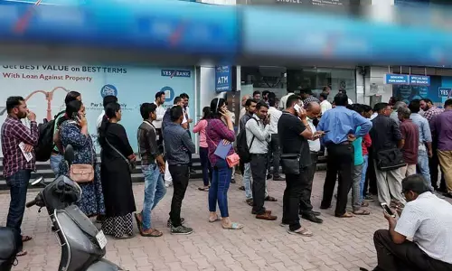 RBI సంచలన నిర్ణయం.. ATM, బ్యాంక్‌ల వద్ద క్యూ కట్టిన జనం!
