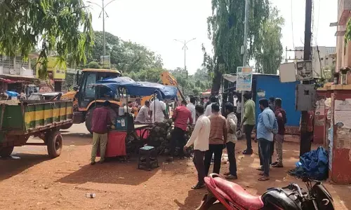 ఆక్రమణలపై మున్సిపల్ కొరడా.. ఆక్రమణల తొలగింపు