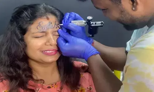 భర్త పేరును నుదిటిపై టాటూ వేయించుకున్న మహిళ