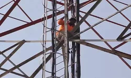 సర్పంచ్ భర్త తీరు... సెల్ ఫోన్ టవర్ ఎక్కిన యువకుడు