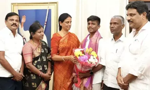 ఇంటర్ స్టేట్ ఫస్ట్ ర్యాంకర్ ను అభినందించిన  మంత్రి సబితా ఇంద్రారెడ్డి..