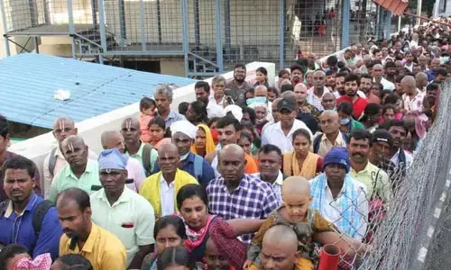 Tirumala: శ్రీవారి సర్వదర్శనానికి పోటెత్తిన భక్తులు