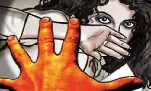 అర్ధరాత్రి గుంతలో మహిళను నగ్నంగా కూర్చొమన్న మాంత్రికుడు.. ఆపై కోరిక తీర్చుకునే క్రమంలో..