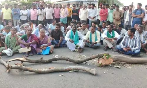 ధాన్యం కొనుగోలు చేయాలని రైతుల ధర్నా