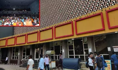 Breaking: జూనియర్ ఎన్టీఆర్ ఫ్యాన్స్ బీభత్సం.. విజయవాడ అప్సర థియేటర్ వద్ద ఉద్రిక్తత