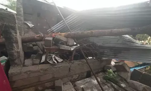 ఈదురు గాలులకు కూలిన ఇల్లు..