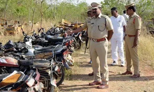 పట్టుపడ్డ వాహనాలు వేలానికి సిద్ధం: ఎస్పీ నరసింహ