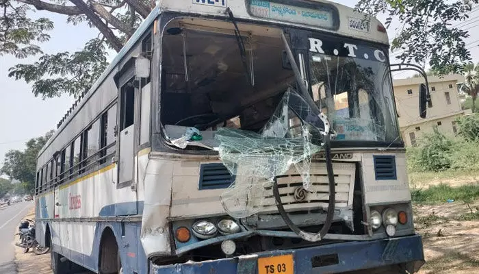 ట్రాక్టర్ను ఢీ కొట్టిన ఆర్టీసీ బస్సు.. తప్పిన పెను ప్రమాదం ట్రాక్టర్ను ఢీ కొట్టిన ఆర్టీసీ బస్సు.. తప్పిన పెను ప్రమాదం