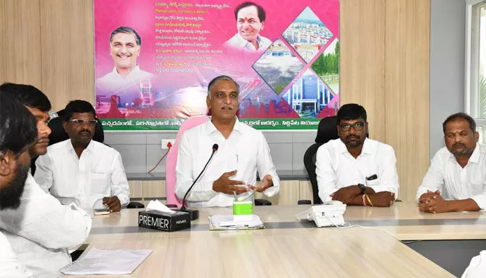 ప్రభుత్వ అభివృద్ధి పనులను ఇంటింటికీ తెలపాలి : మంత్రి హరీష్ రావు ప్రభుత్వ అభివృద్ధి పనులను ఇంటింటికీ తెలపాలి : మంత్రి హరీష్ రావు
