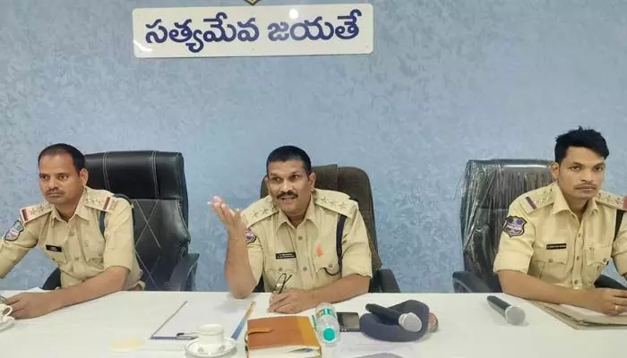 హోంగార్డులతో డీఎస్పీ ముఖాముఖి.. హోంగార్డులతో డీఎస్పీ ముఖాముఖి..