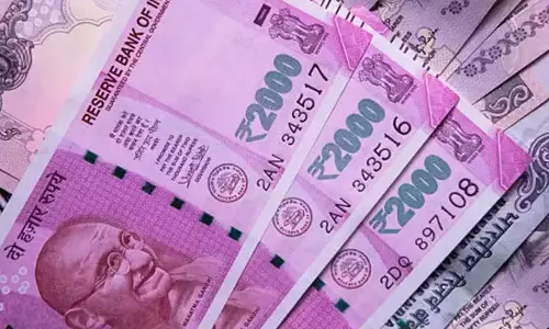 నాయకుల పైసల వేట.. రూ.2వేల నోట్ల రద్దుతో సతమతం