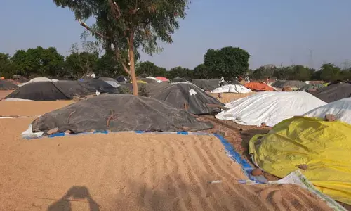 కొనుగోలు కేంద్రాల్లోనే ధాన్యం కుప్పలు.. ఎర్రటి ఎండలో రైతుల అరిగోస