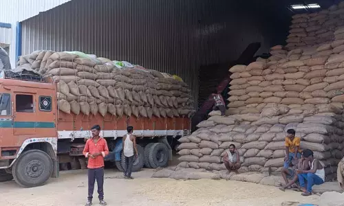 మిల్లర్లతో అధికారుల మిలాఖత్.. తీవ్రంగా నష్టపోతున్న రైతాంగం