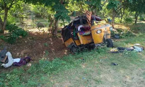 బ్రేకింగ్: నార్సింగ్ శివారులో ఘోర రోడ్డు ప్రమాదం.. నలుగురు స్పాట్ డెడ్