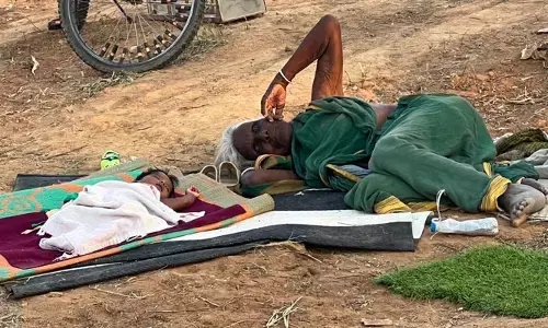సర్వం కోల్పోయారు.. రోడ్డున పడ్డారు