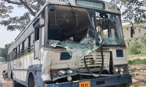 ట్రాక్టర్‌ను ఢీ కొట్టిన ఆర్టీసీ బస్సు.. తప్పిన పెను ప్రమాదం